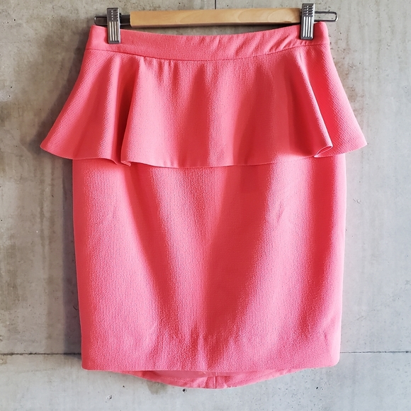 Forever 21 / Peplum Skirt in coral / Size S